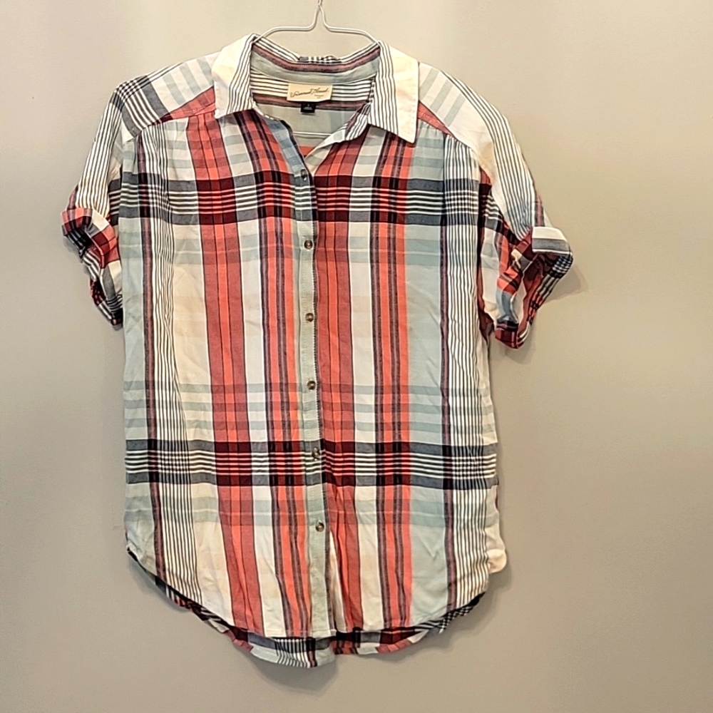 Universal Thread plaid soft short-sleeved button-down shirt. Size small